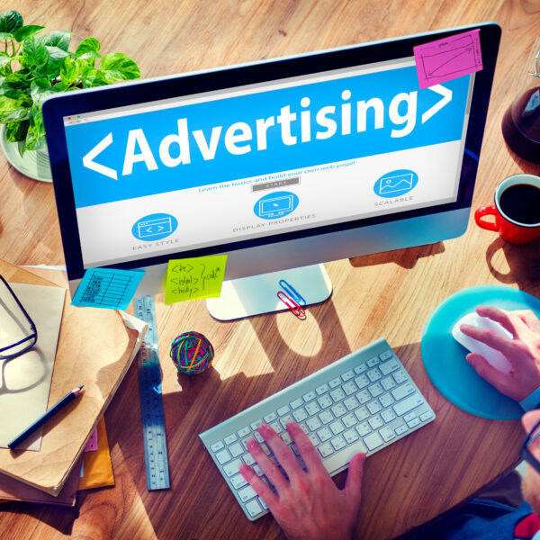 ekran monitora na którym tworzona jest reklama